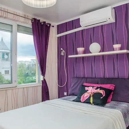 Downtown - Comfy 2-bdr. Apt In Top Centre *