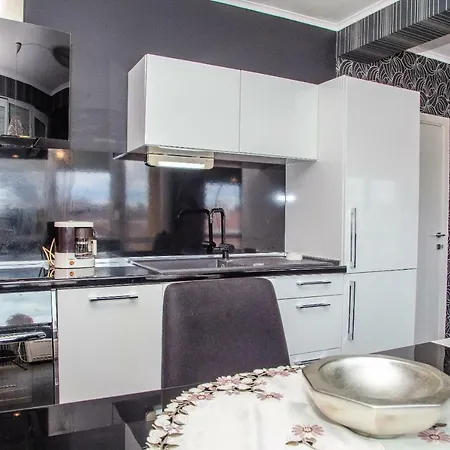 Downtown - Comfy 2-bdr. Apt In Top Centre
